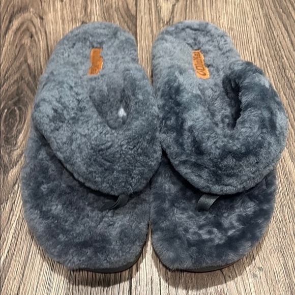 OluKai Shoes - Olukai Genuine Shearling Slide Sandal (Women)
Size 8